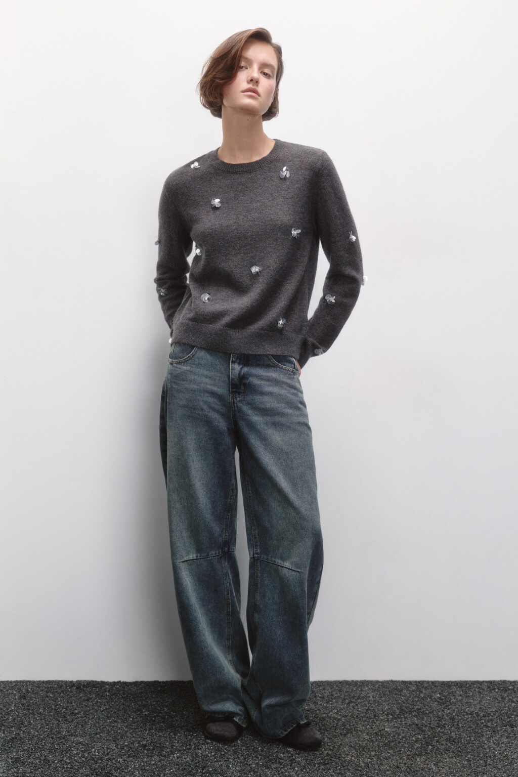 Джемпер вязаный с цветочками из пайеток - цвет серый - 6