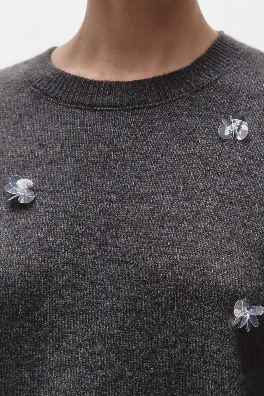 Джемпер вязаный с цветочками из пайеток - цвет серый - 7