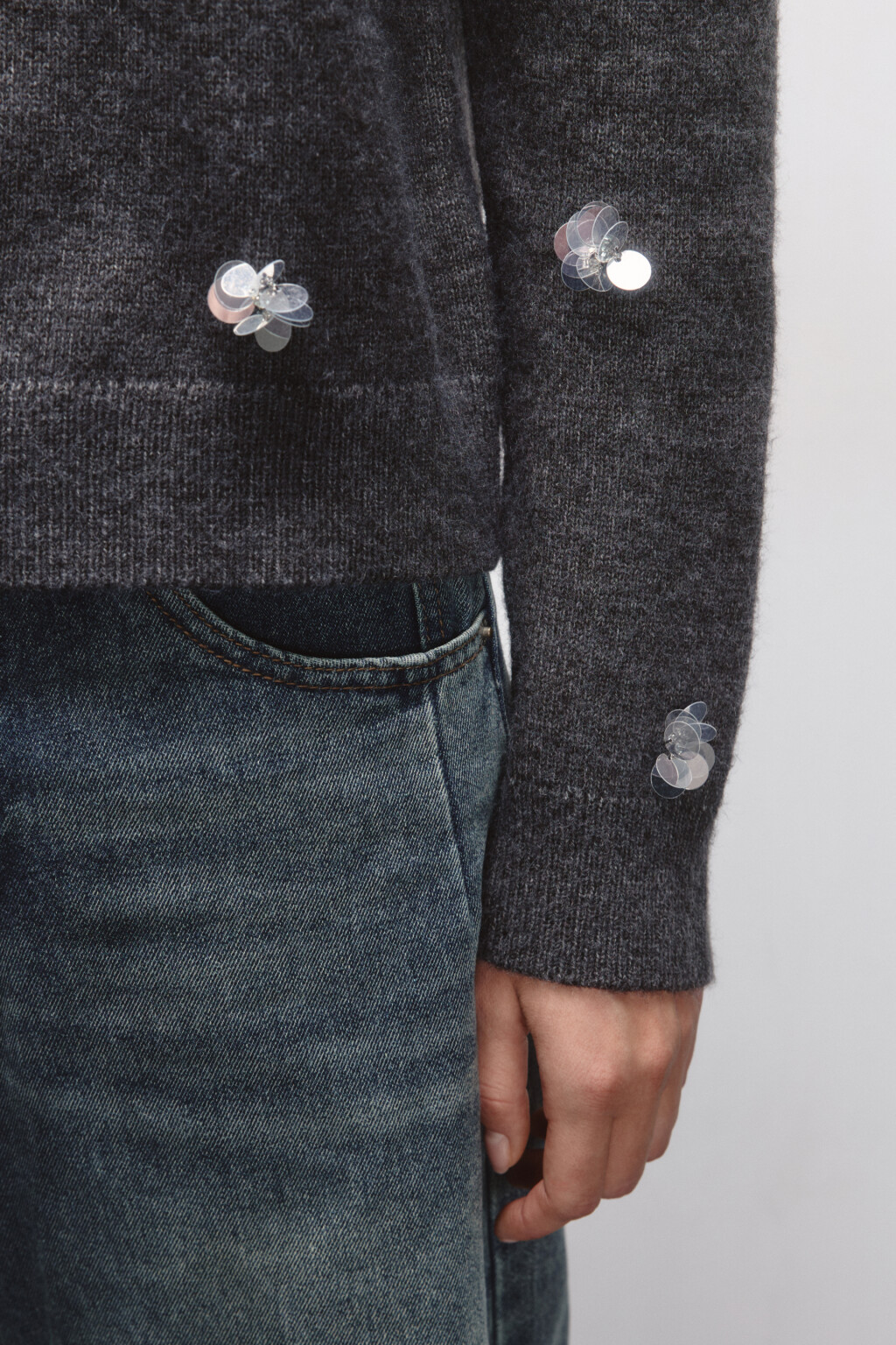 Джемпер вязаный с цветочками из пайеток - цвет серый - 8