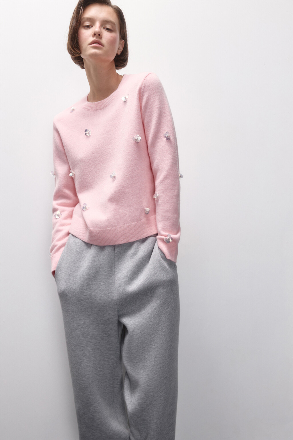 Джемпер вязаный с цветочками из пайеток - цвет розовый - 2