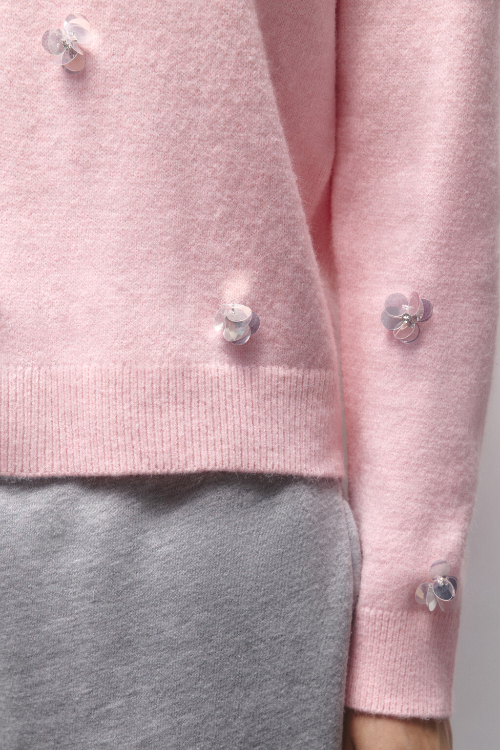 Джемпер вязаный с цветочками из пайеток - цвет розовый - 8