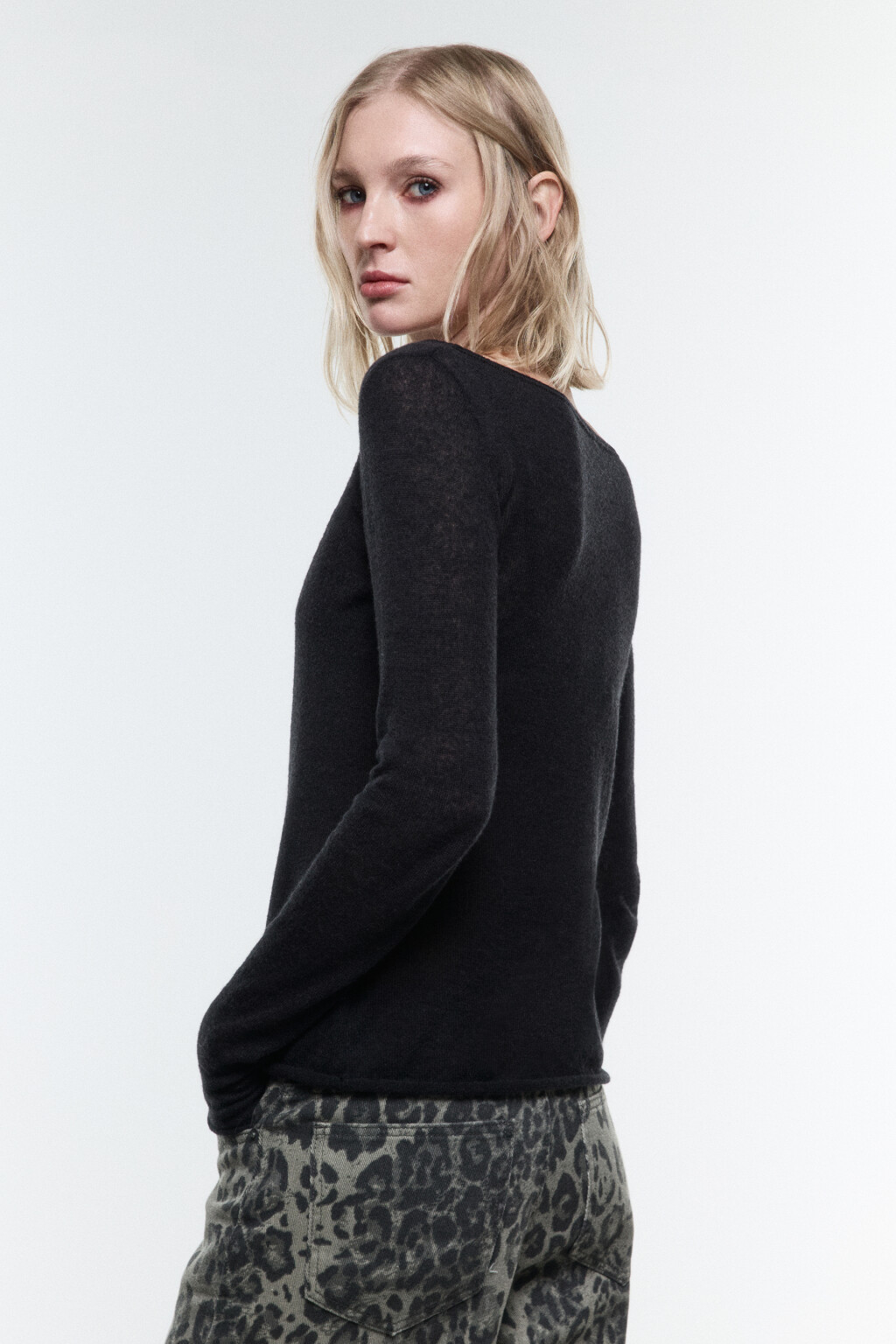 Джемпер-паутинка тонкий вязаный с шерстью - цвет черный - 4