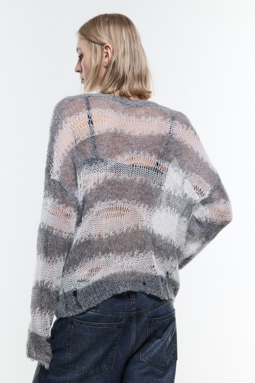 Джемпер вязаный рваный в полоску - цвет серый - 4