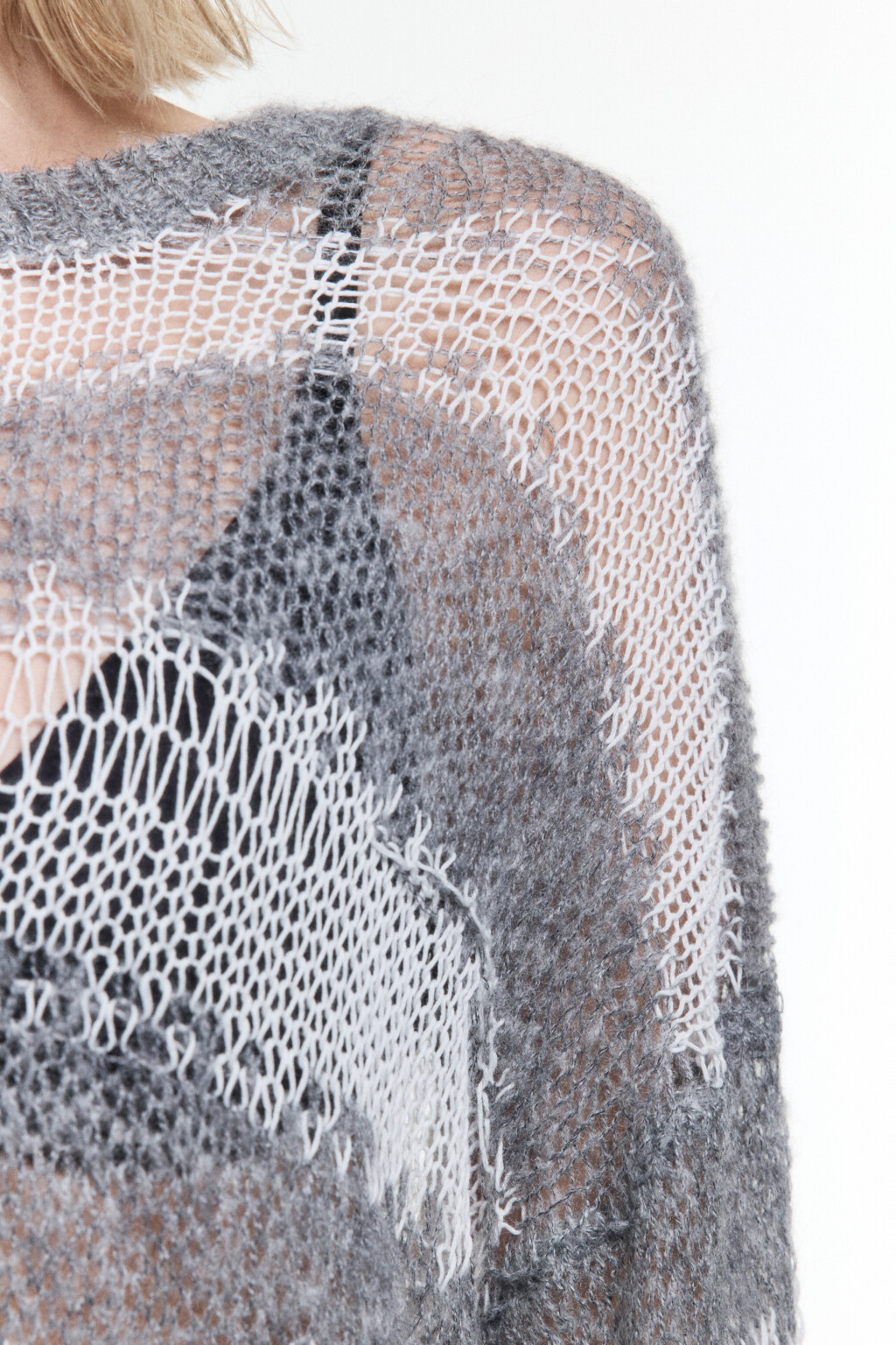 Джемпер вязаный рваный в полоску - цвет серый - 7