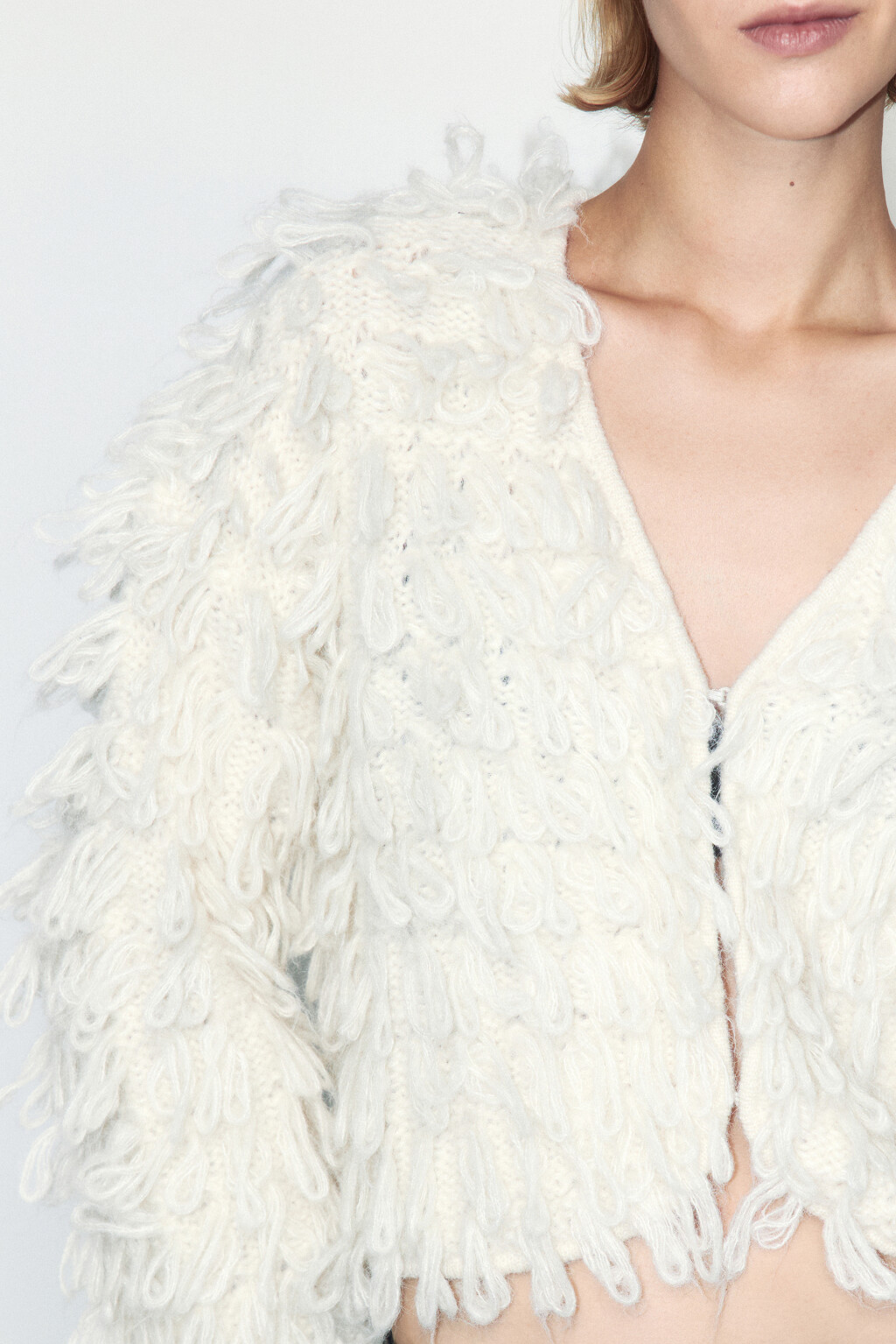 Кардиган на крючках вязаный с бахромой - цвет молочный - 7