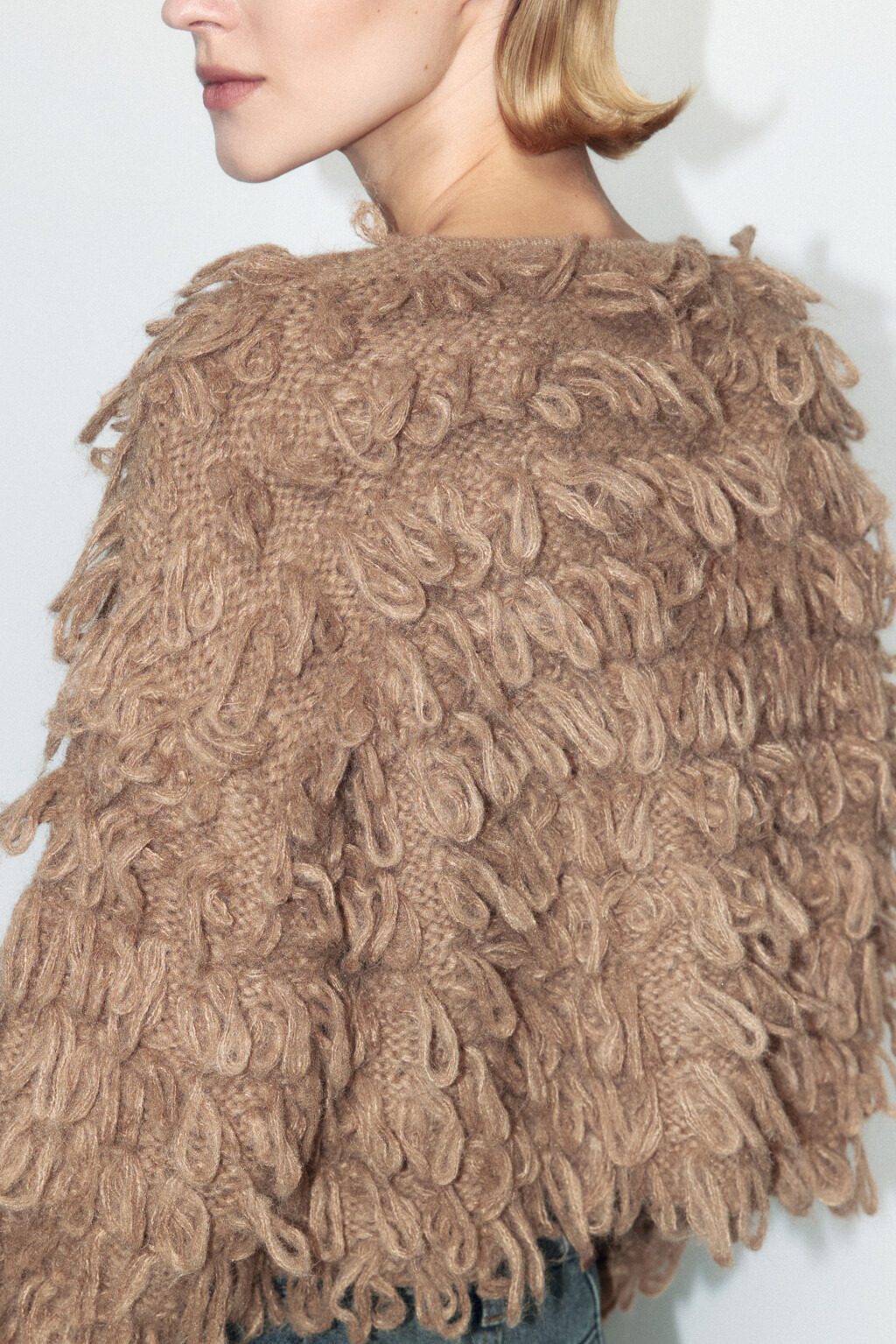 Кардиган на крючках вязаный с бахромой - цвет бежевый - 8