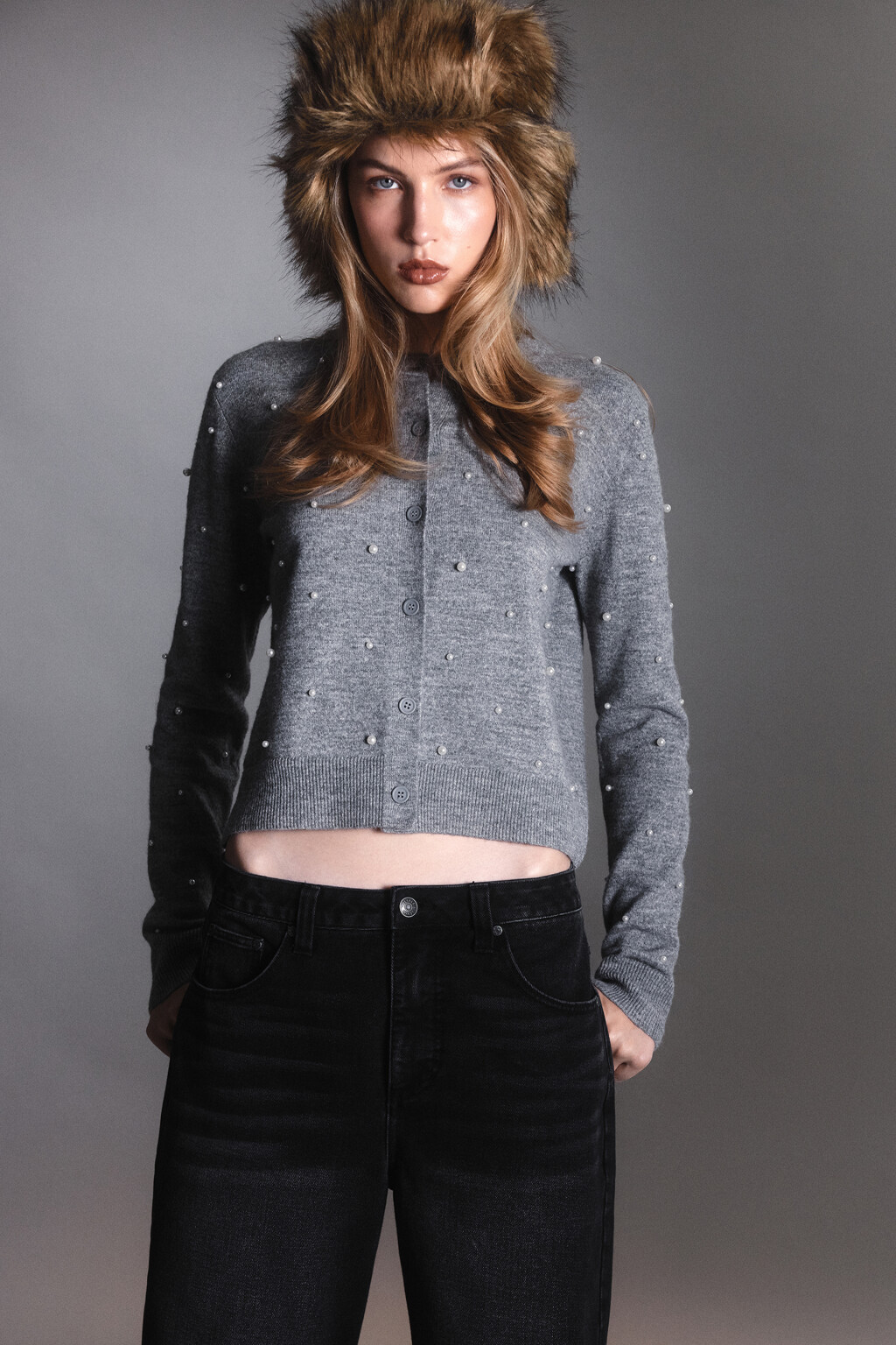 Кардиган на пуговицах вязаный с декором - цвет серый - 8