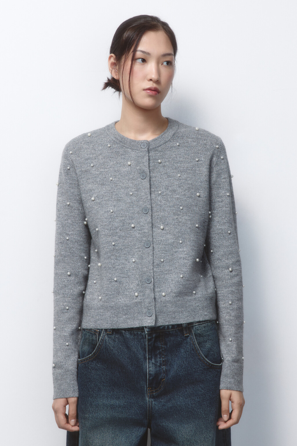 Кардиган на пуговицах вязаный с декором - цвет серый - 2