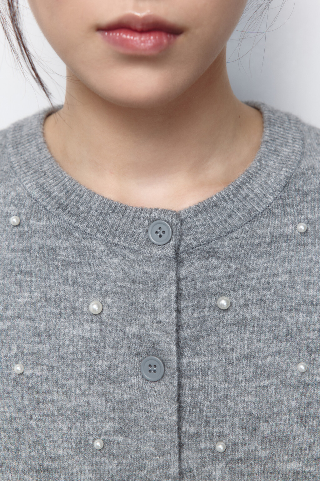 Кардиган на пуговицах вязаный с декором - цвет серый - 7