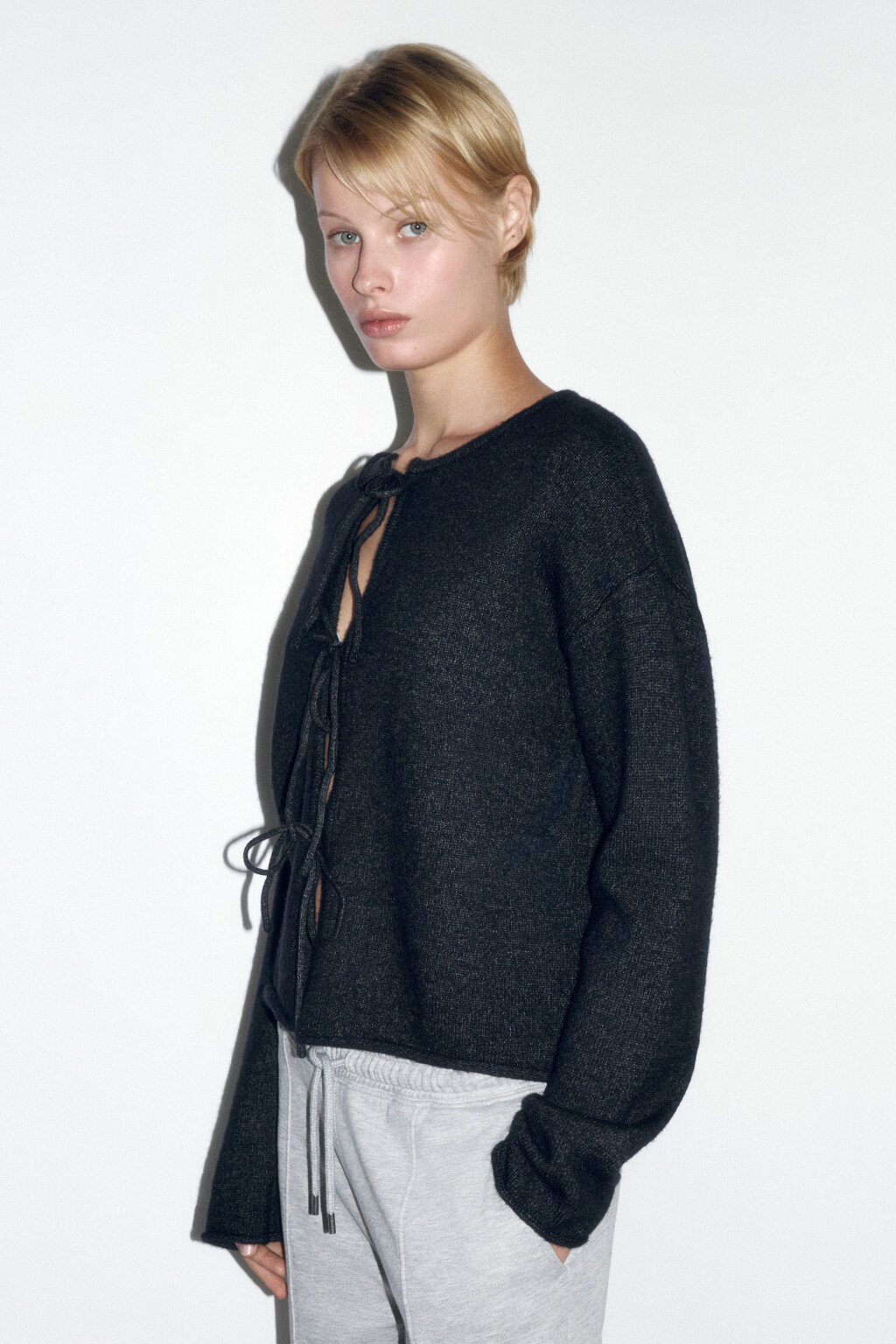 Кардиган вязаный укороченный на завязках - цвет серый - 3