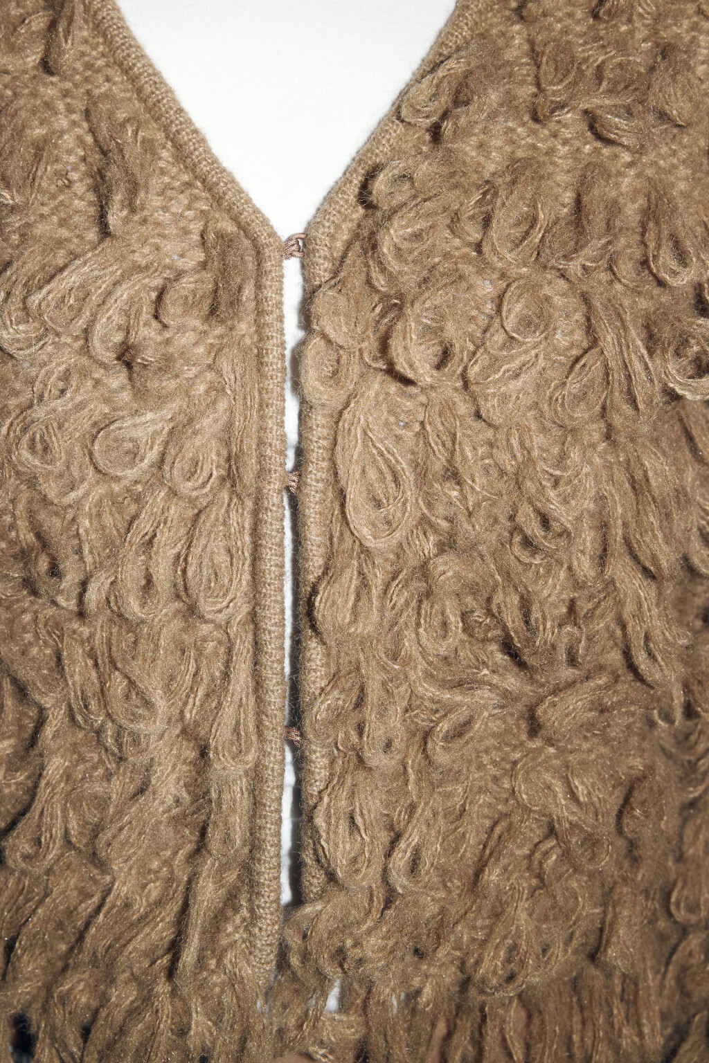 Кардиган на крючках с бахромой - цвет бежевый - 7