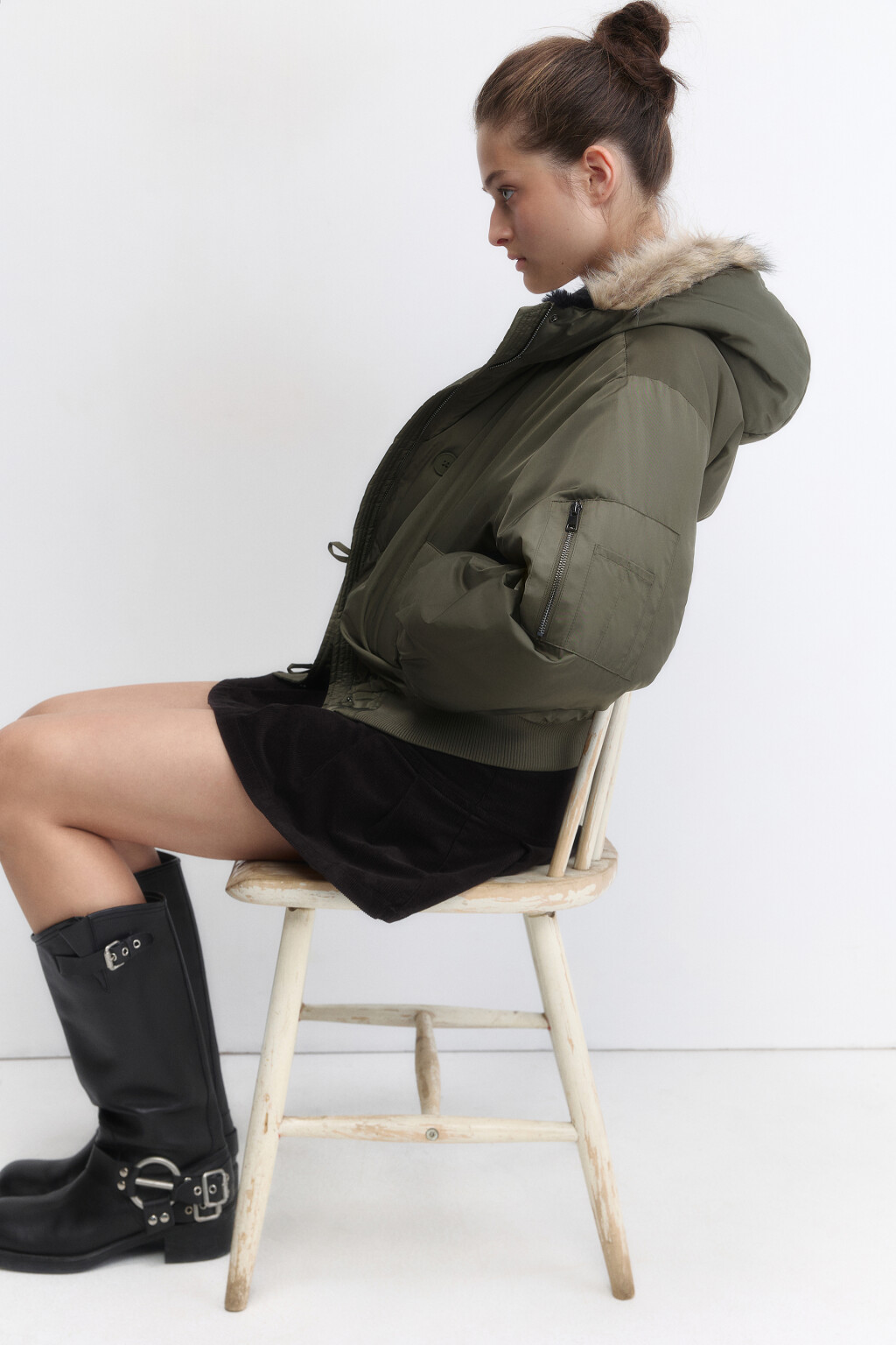 Куртка укороченная с капюшоном и опушкой - цвет зеленый - 1