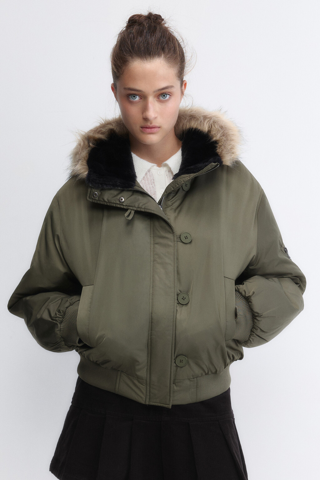 Куртка укороченная с капюшоном и опушкой - цвет зеленый - 2