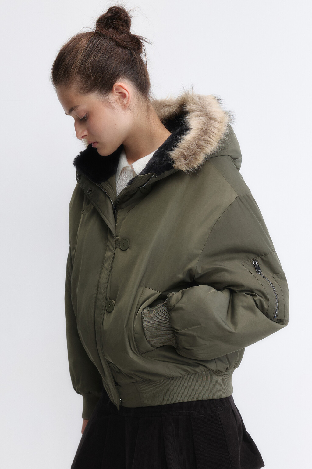 Куртка укороченная с капюшоном и опушкой - цвет зеленый - 3