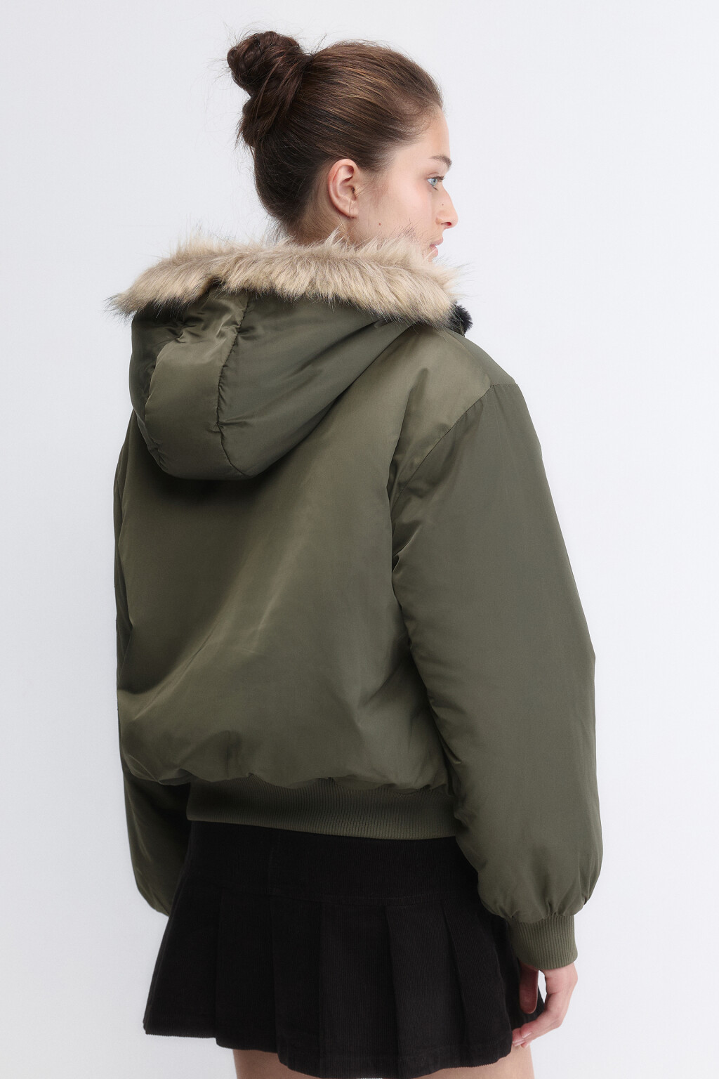 Куртка укороченная с капюшоном и опушкой - цвет зеленый - 4