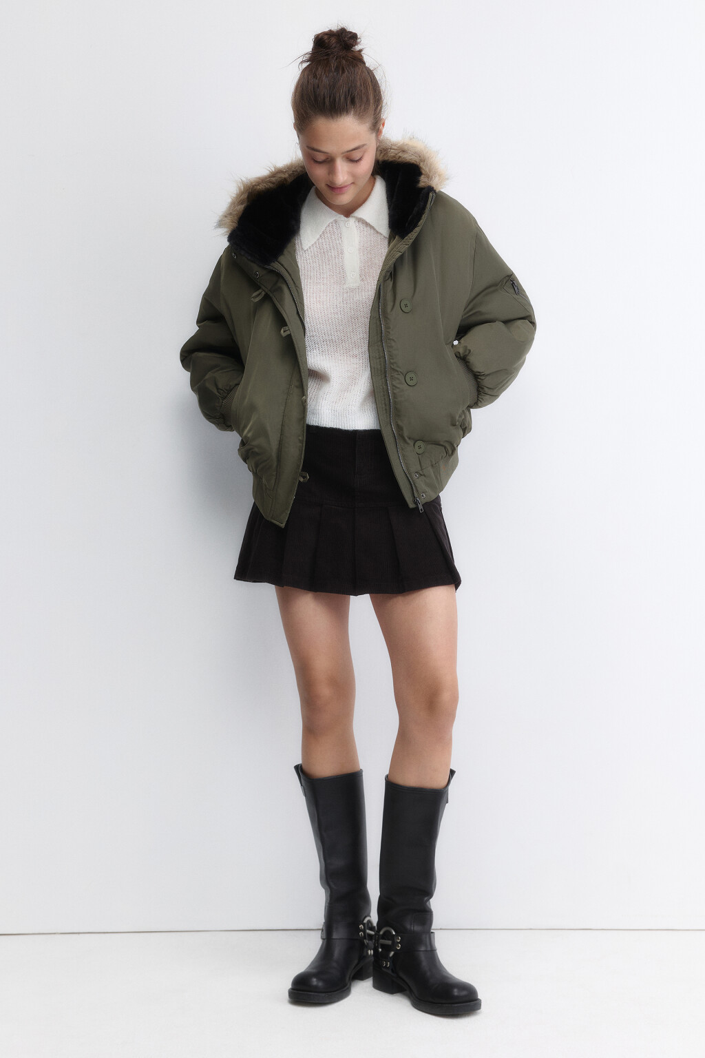 Куртка укороченная с капюшоном и опушкой - цвет зеленый - 5