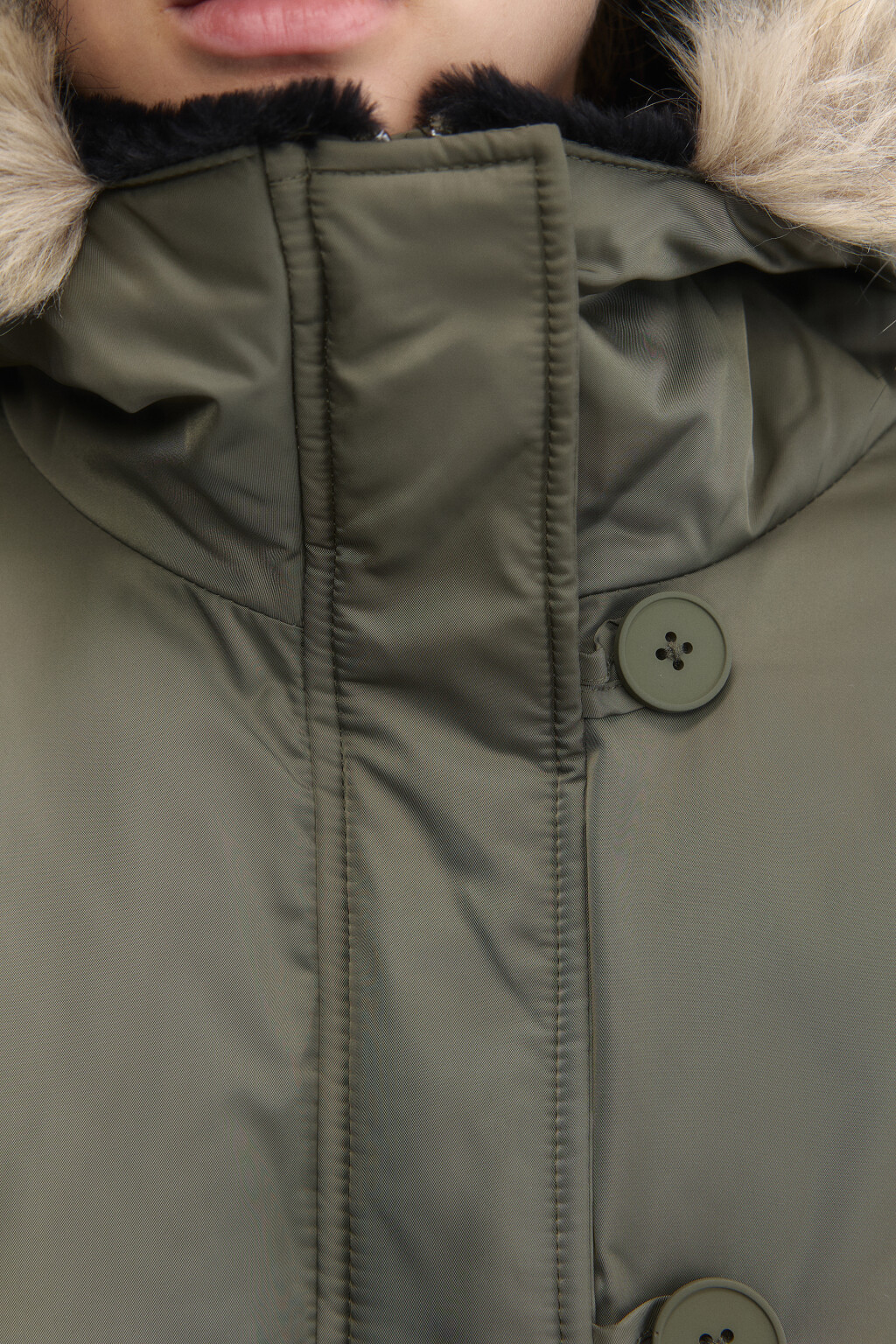 Куртка укороченная с капюшоном и опушкой - цвет зеленый - 6