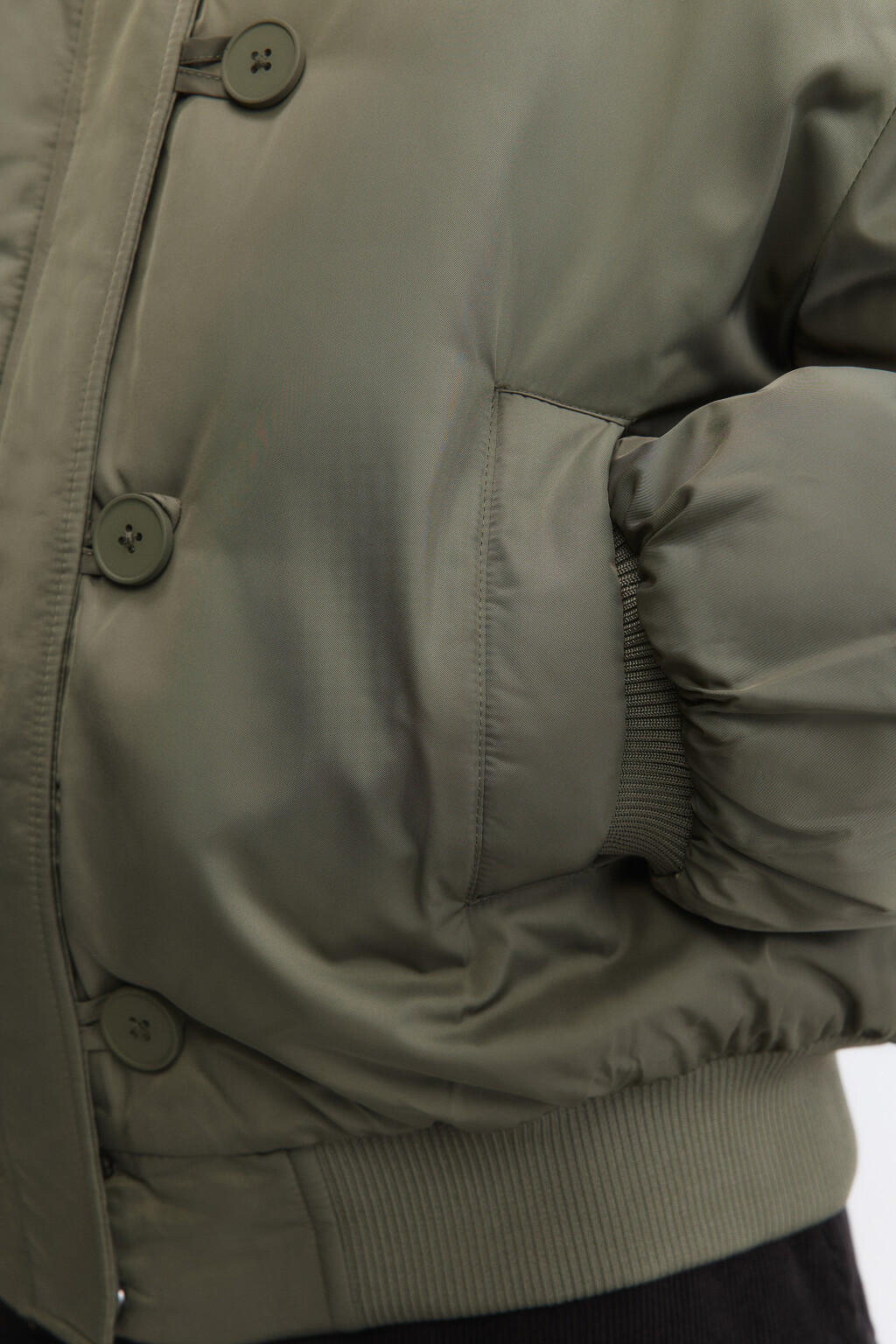 Куртка укороченная с капюшоном и опушкой - цвет зеленый - 7