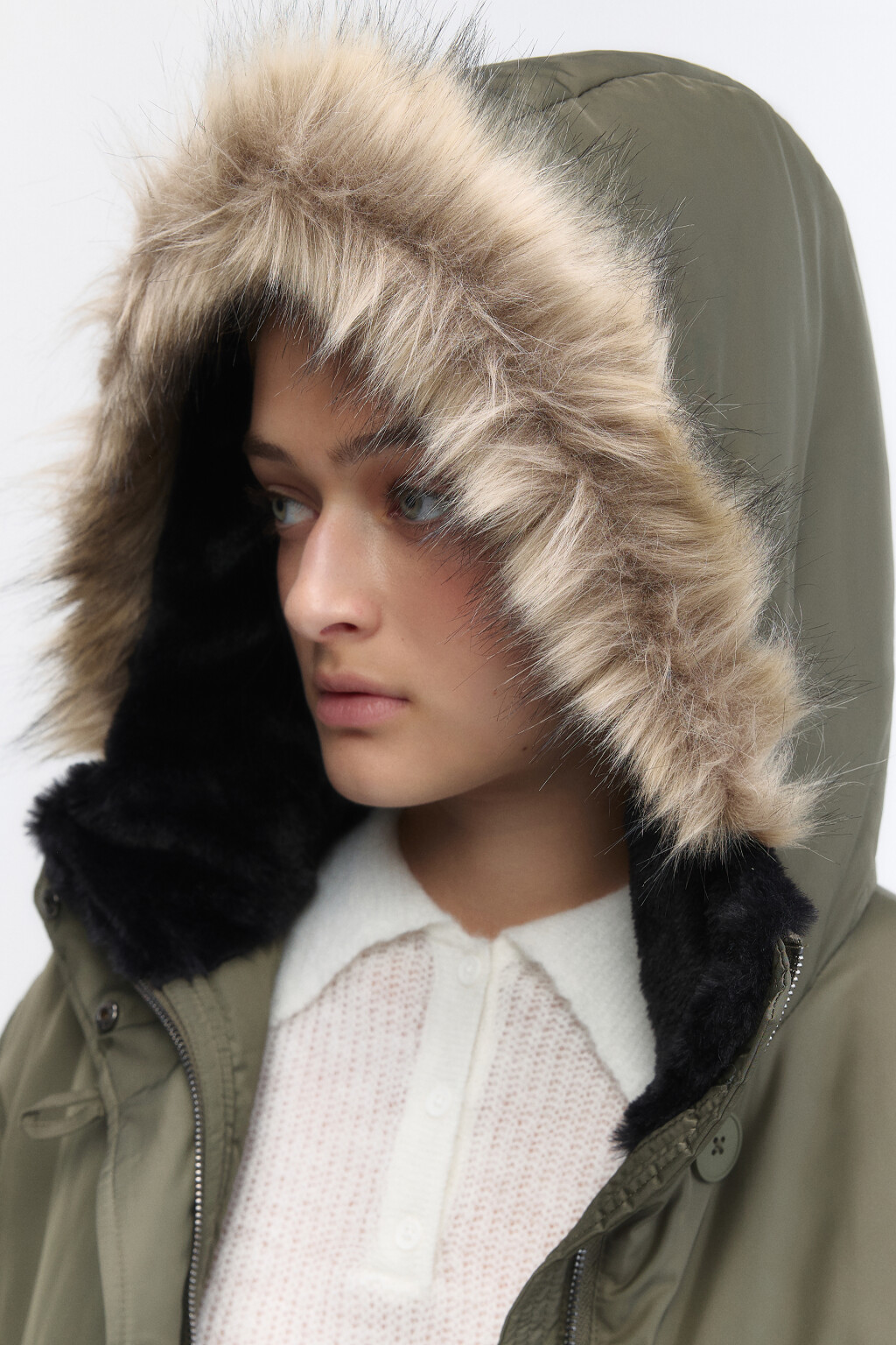Куртка укороченная с капюшоном и опушкой - цвет зеленый - 8