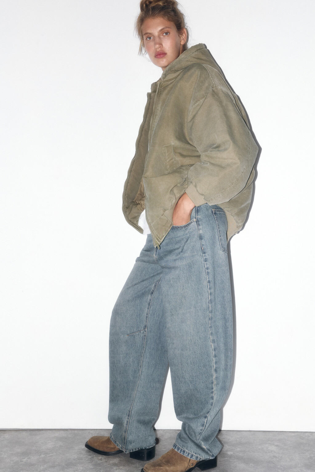 Куртка-бомбер oversize с капюшоном и вареным эффектом - цвет зеленый - 2