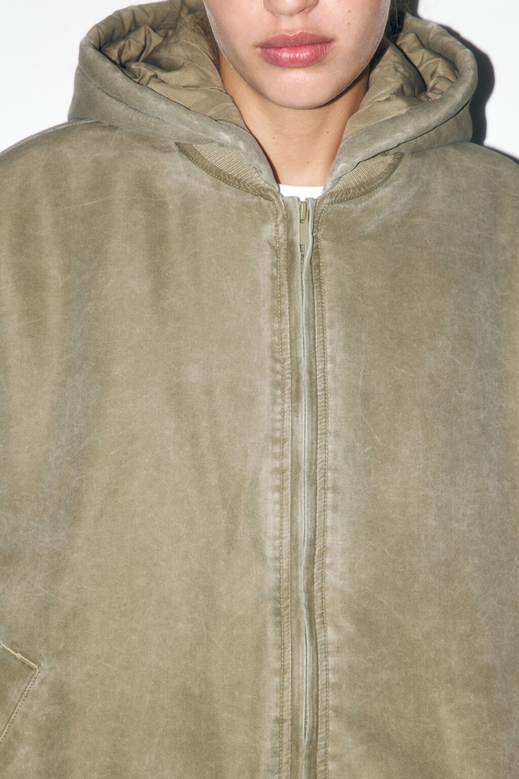 Куртка-бомбер oversize с капюшоном и вареным эффектом - цвет зеленый - 6