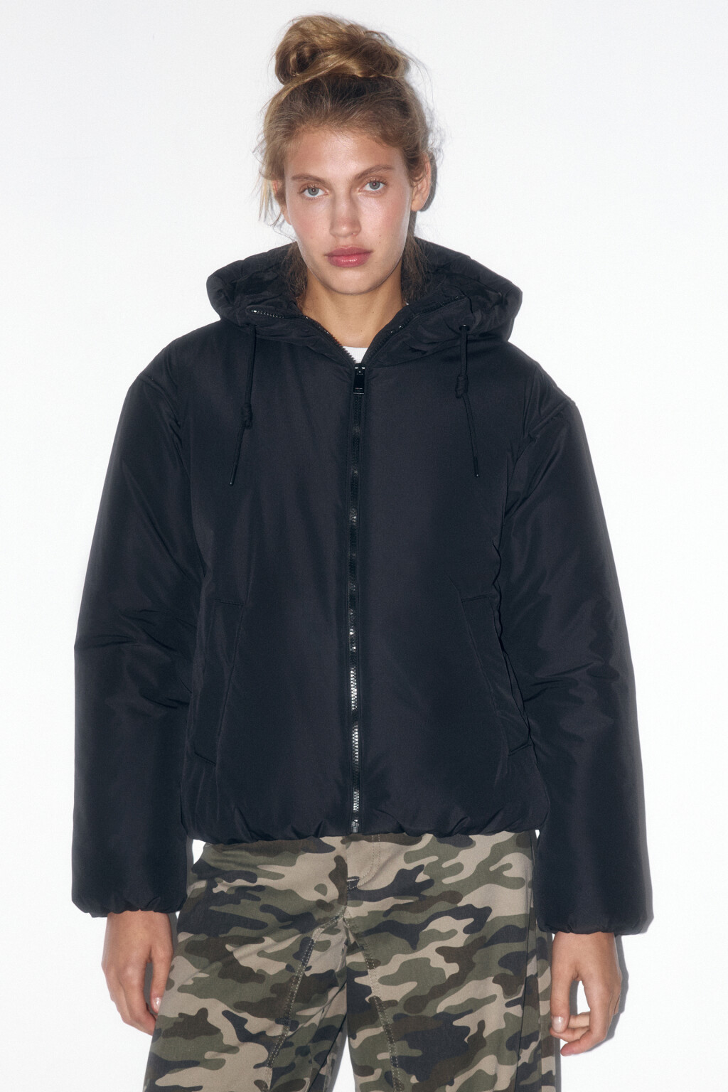 Куртка короткая утепленная с капюшоном - цвет черный - 2