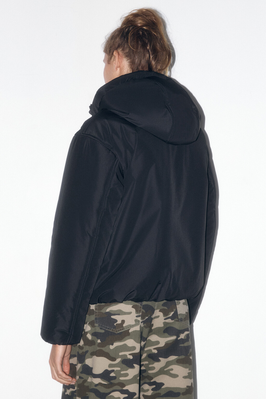 Куртка короткая утепленная с капюшоном - цвет черный - 4