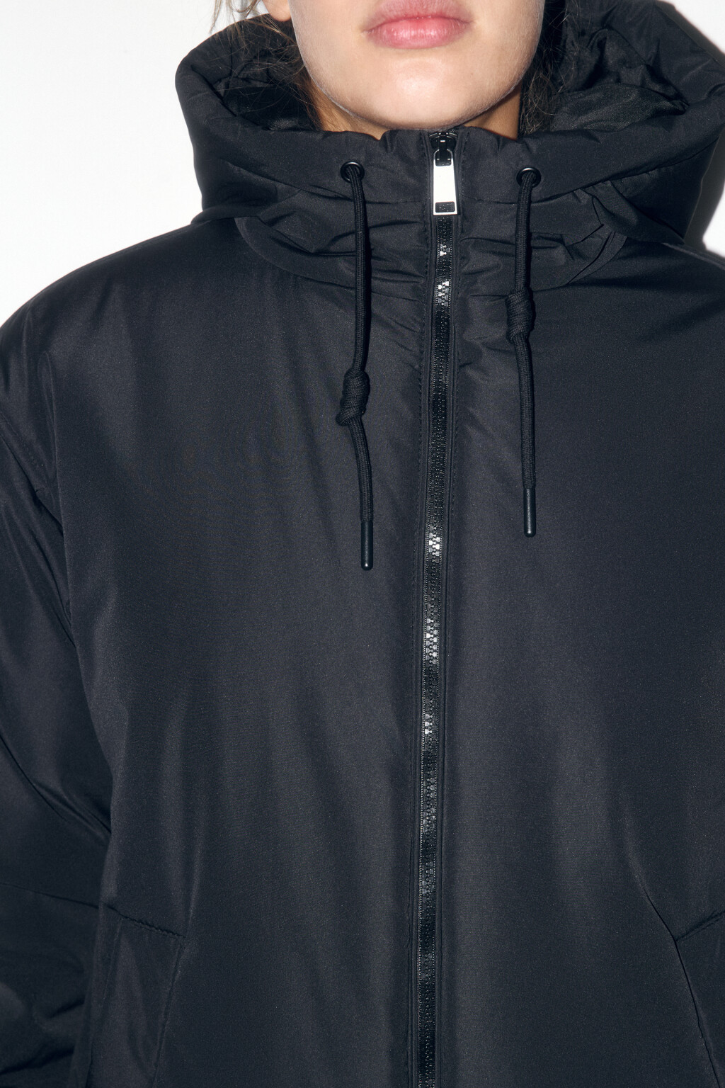 Куртка короткая утепленная с капюшоном - цвет черный - 6