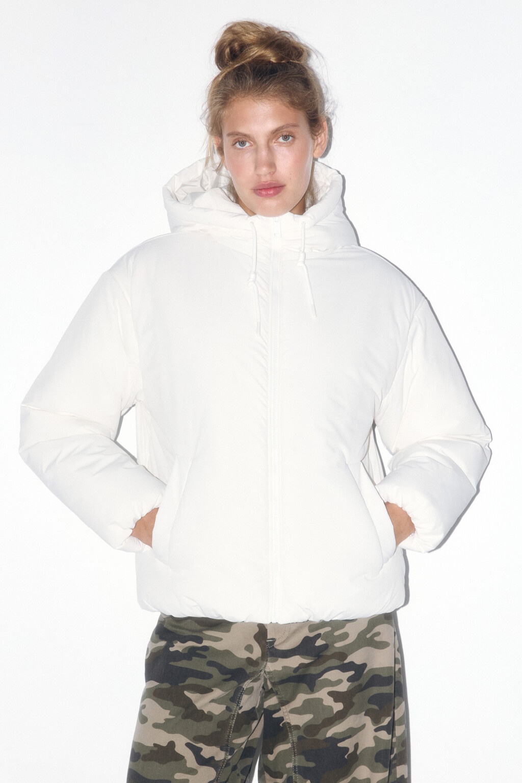 Куртка короткая утепленная с капюшоном - цвет молочный - 2