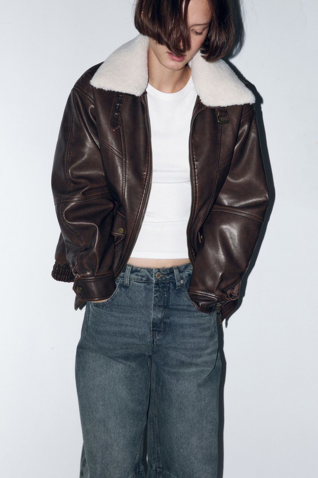 Куртка с кожаной фактурой и меховым воротником - цвет коричневый - 8