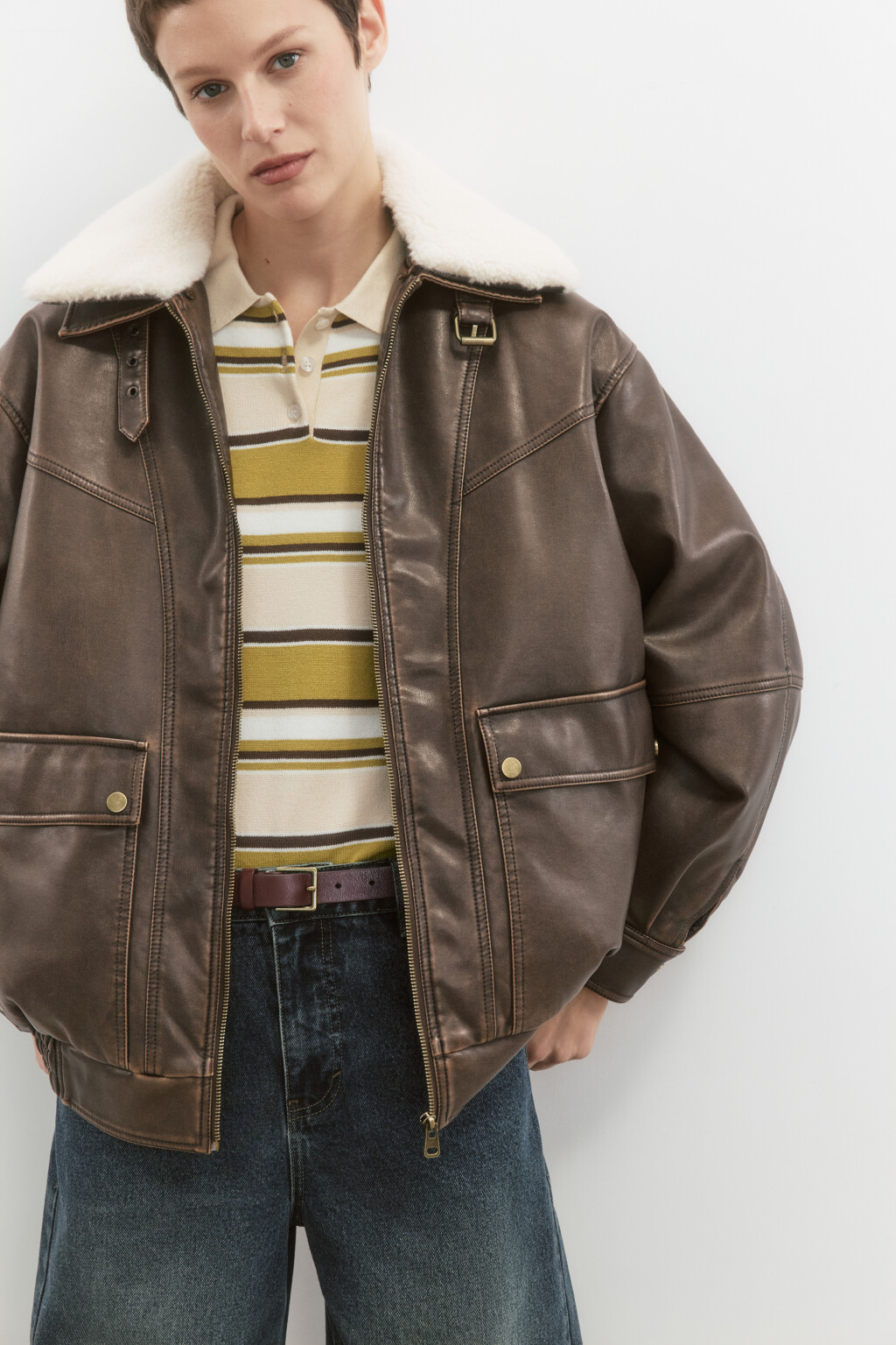 Куртка с кожаной фактурой и меховым воротником - цвет коричневый - 1