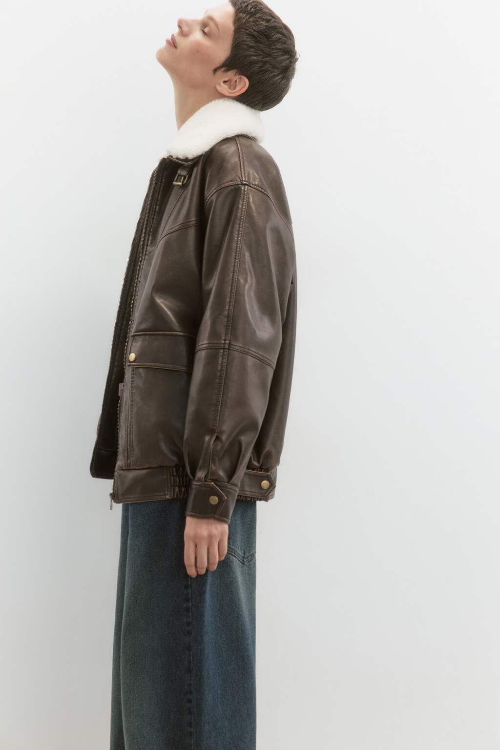Куртка с кожаной фактурой и меховым воротником - цвет коричневый - 2