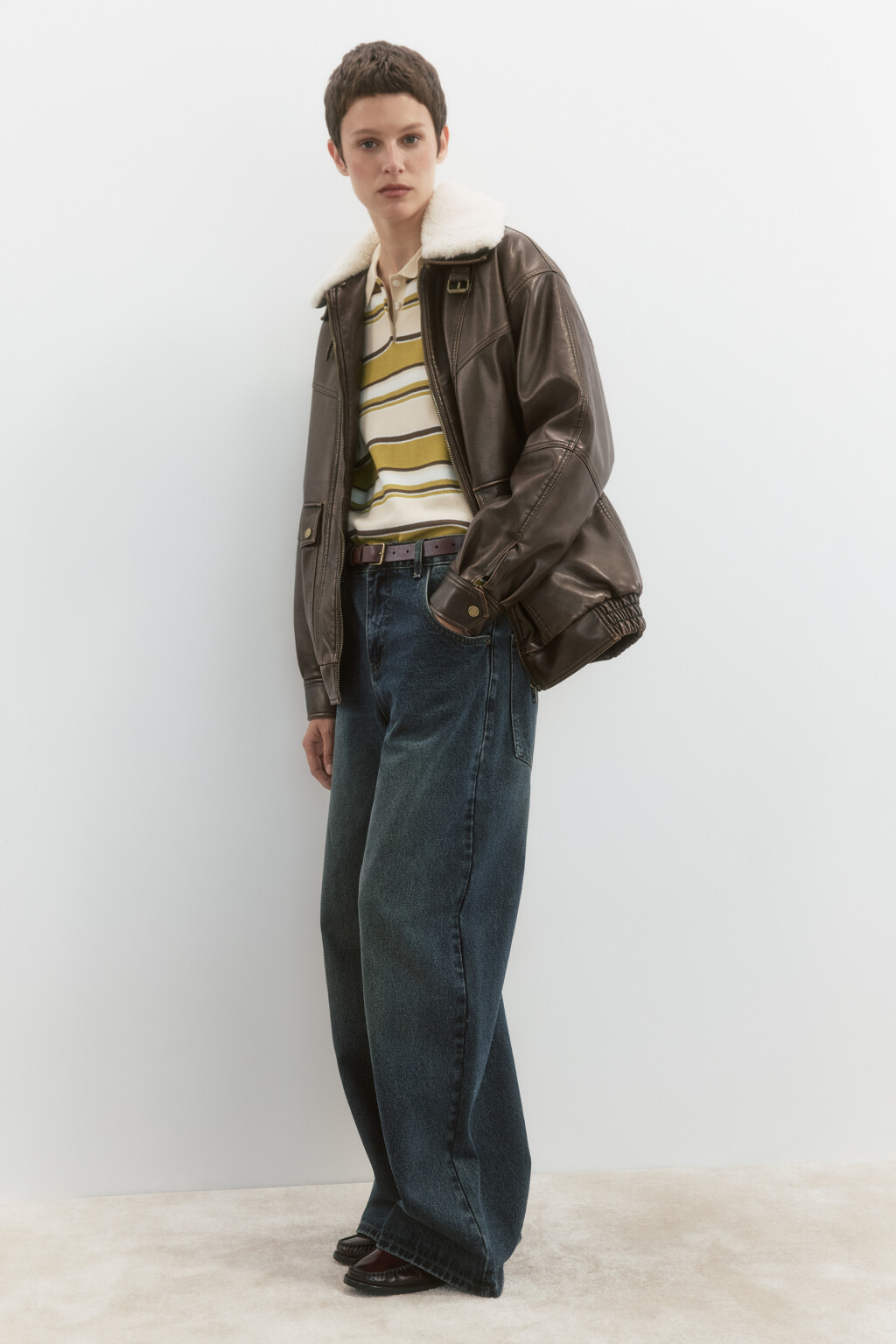 Куртка с кожаной фактурой и меховым воротником - цвет коричневый - 3