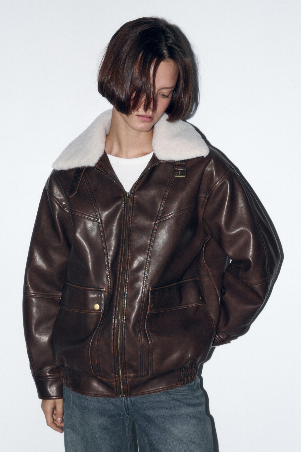 Куртка с кожаной фактурой и меховым воротником - цвет коричневый - 4