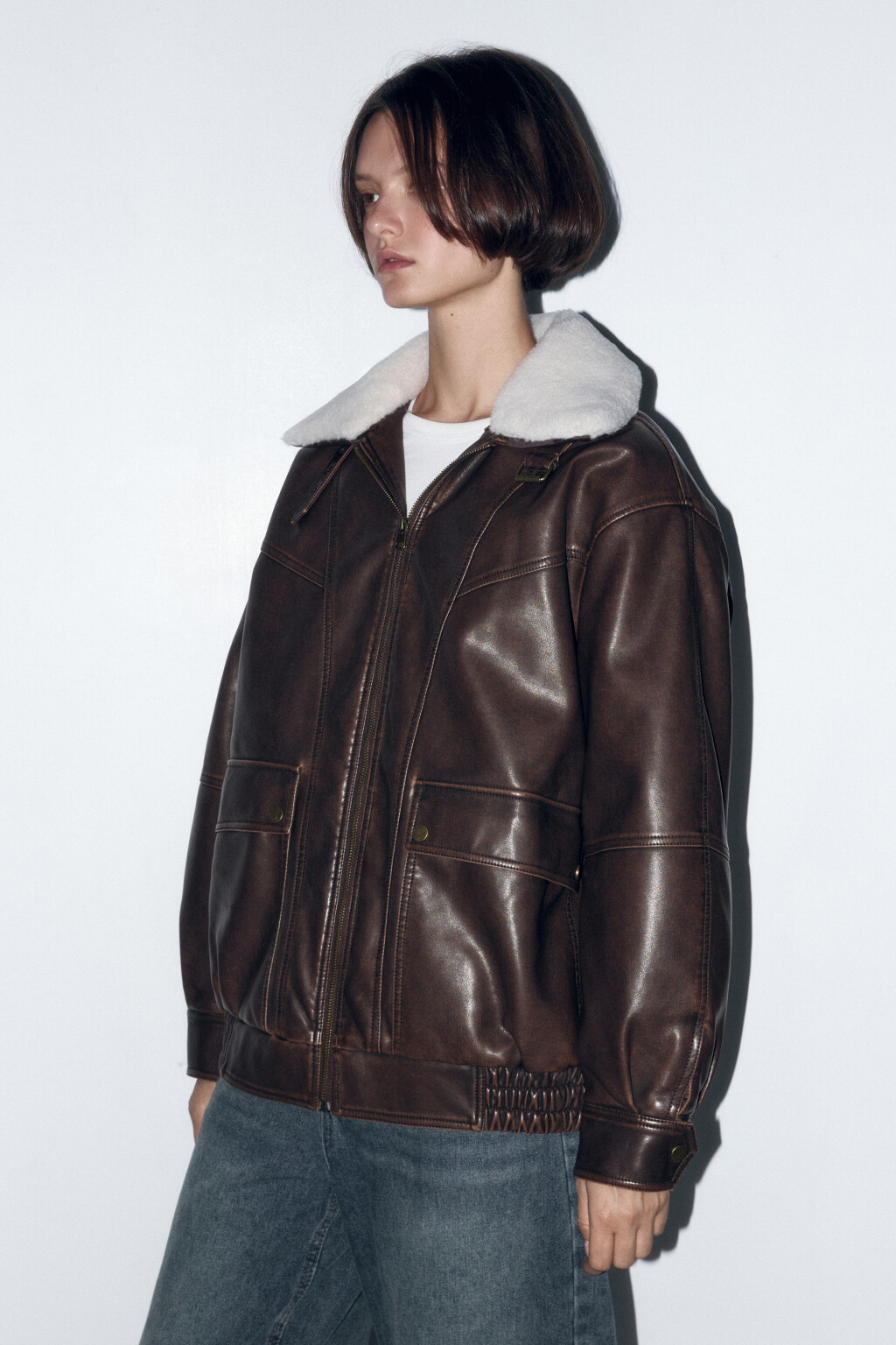Куртка с кожаной фактурой и меховым воротником - цвет коричневый - 5