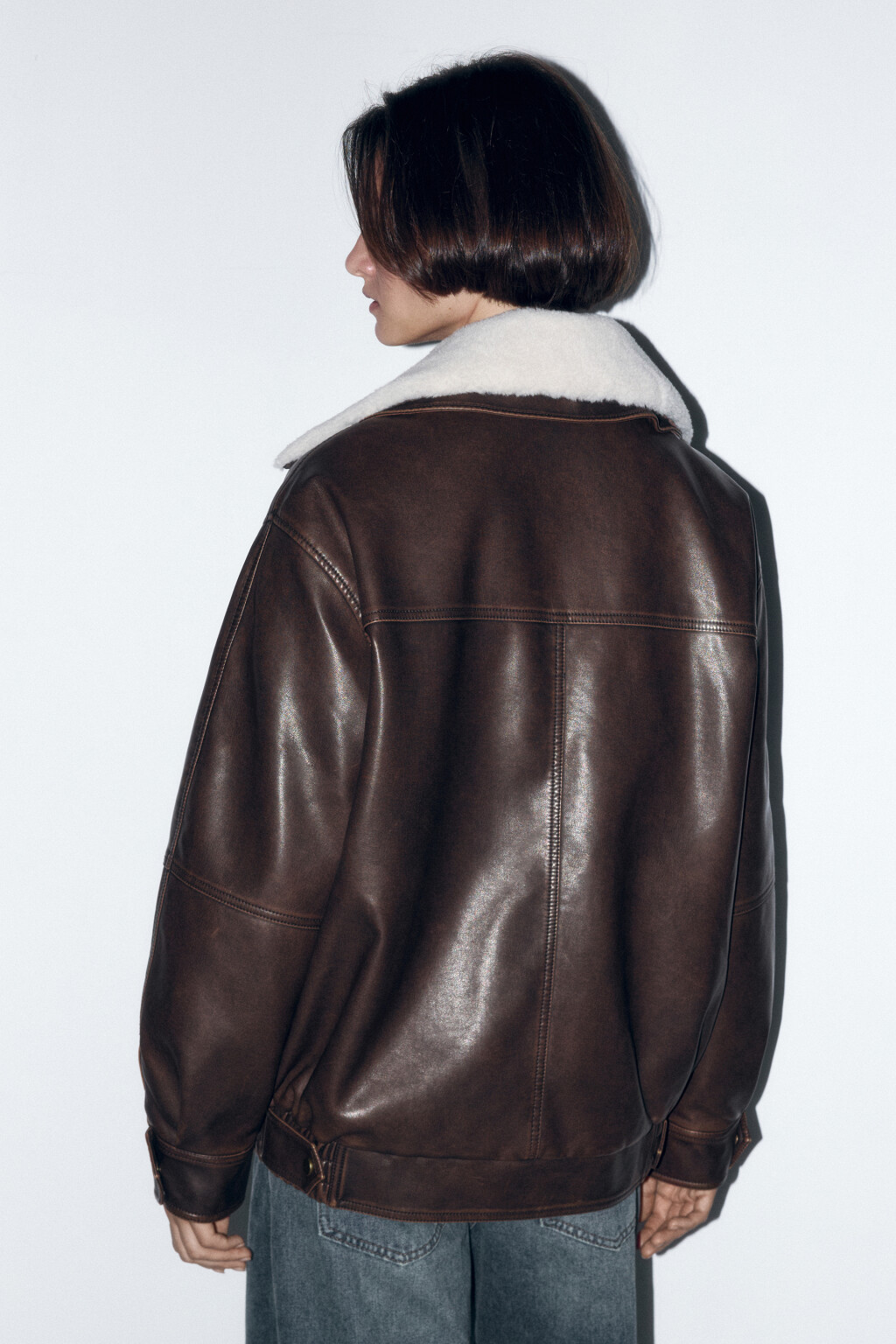 Куртка с кожаной фактурой и меховым воротником - цвет коричневый - 6