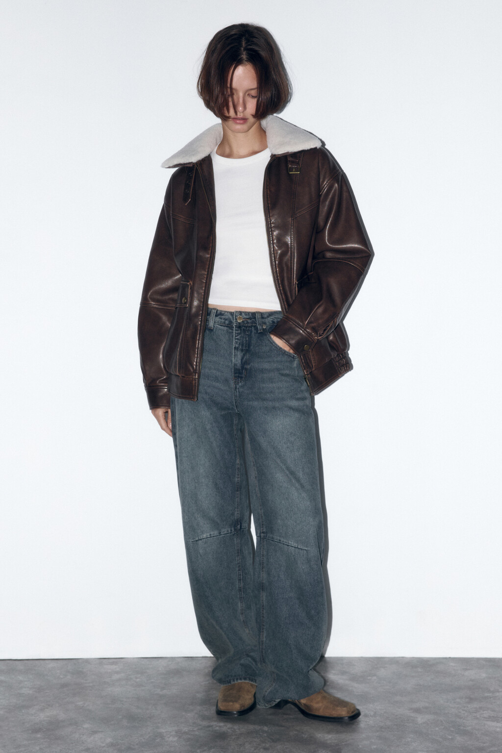 Куртка с кожаной фактурой и меховым воротником - цвет коричневый - 7