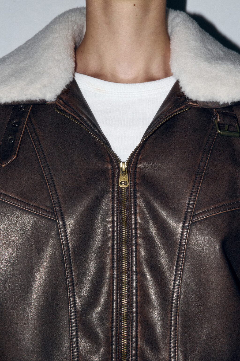 Куртка с кожаной фактурой и меховым воротником - цвет коричневый - 9