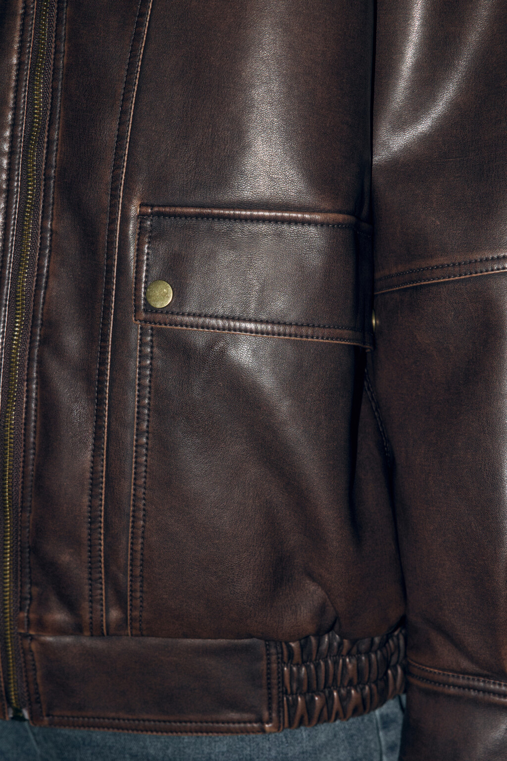 Куртка с кожаной фактурой и меховым воротником - цвет коричневый - 10