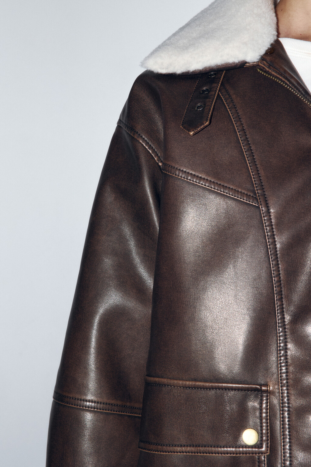 Куртка с кожаной фактурой и меховым воротником - цвет коричневый - 11