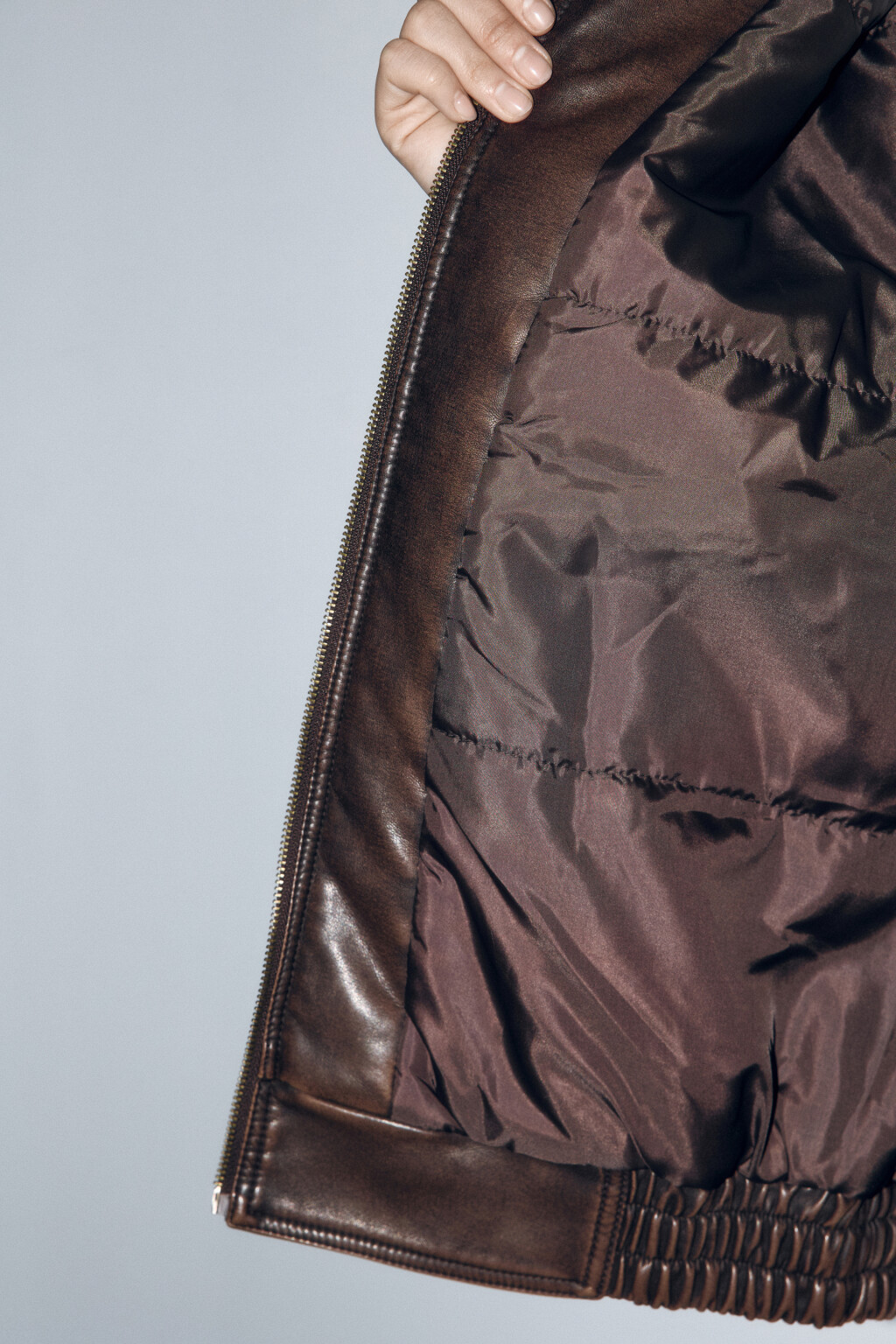 Куртка с кожаной фактурой и меховым воротником - цвет коричневый - 12