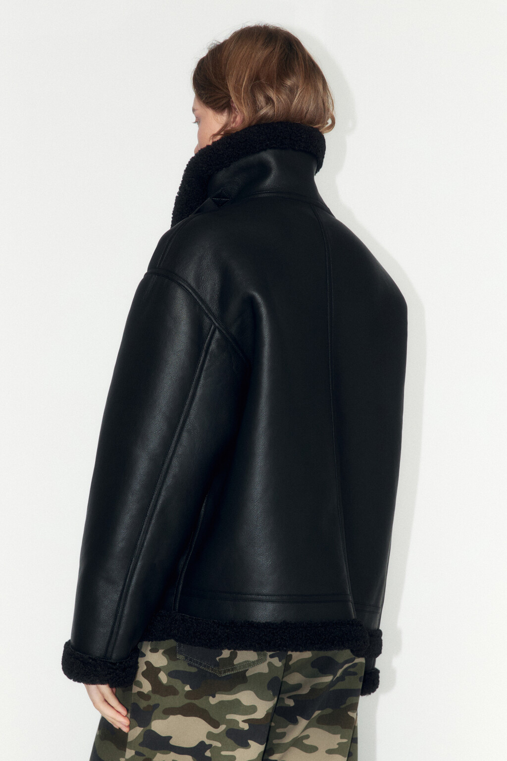 Дубленка-авиатор с ремешками на воротнике - цвет черный - 4