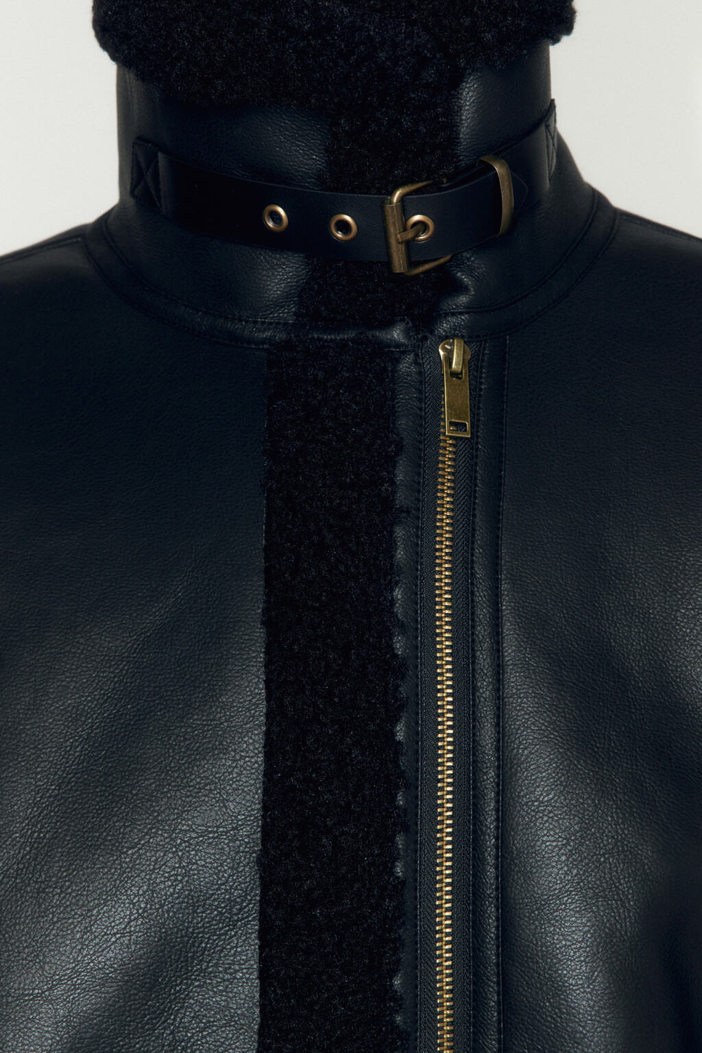 Дубленка-авиатор с ремешками на воротнике - цвет черный - 6