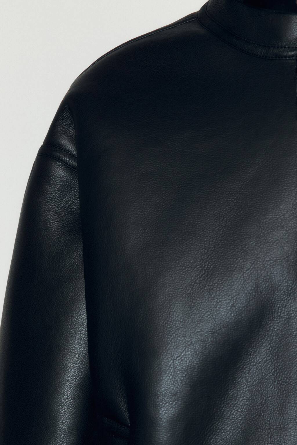 Дубленка-авиатор с ремешками на воротнике - цвет черный - 7