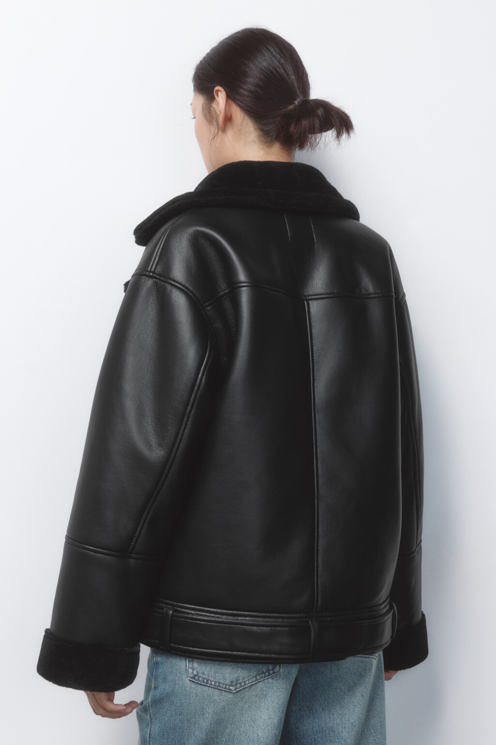 Куртка-дубленка удлиненная с отделкой под мех  - цвет черный - 4