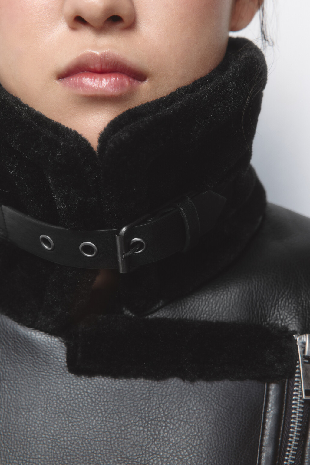 Куртка-дубленка удлиненная с отделкой под мех  - цвет черный - 6