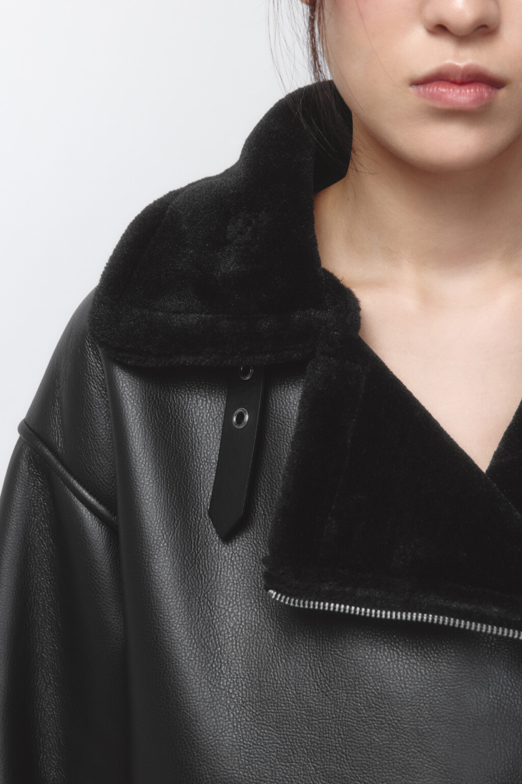 Куртка-дубленка удлиненная с отделкой под мех  - цвет черный - 7