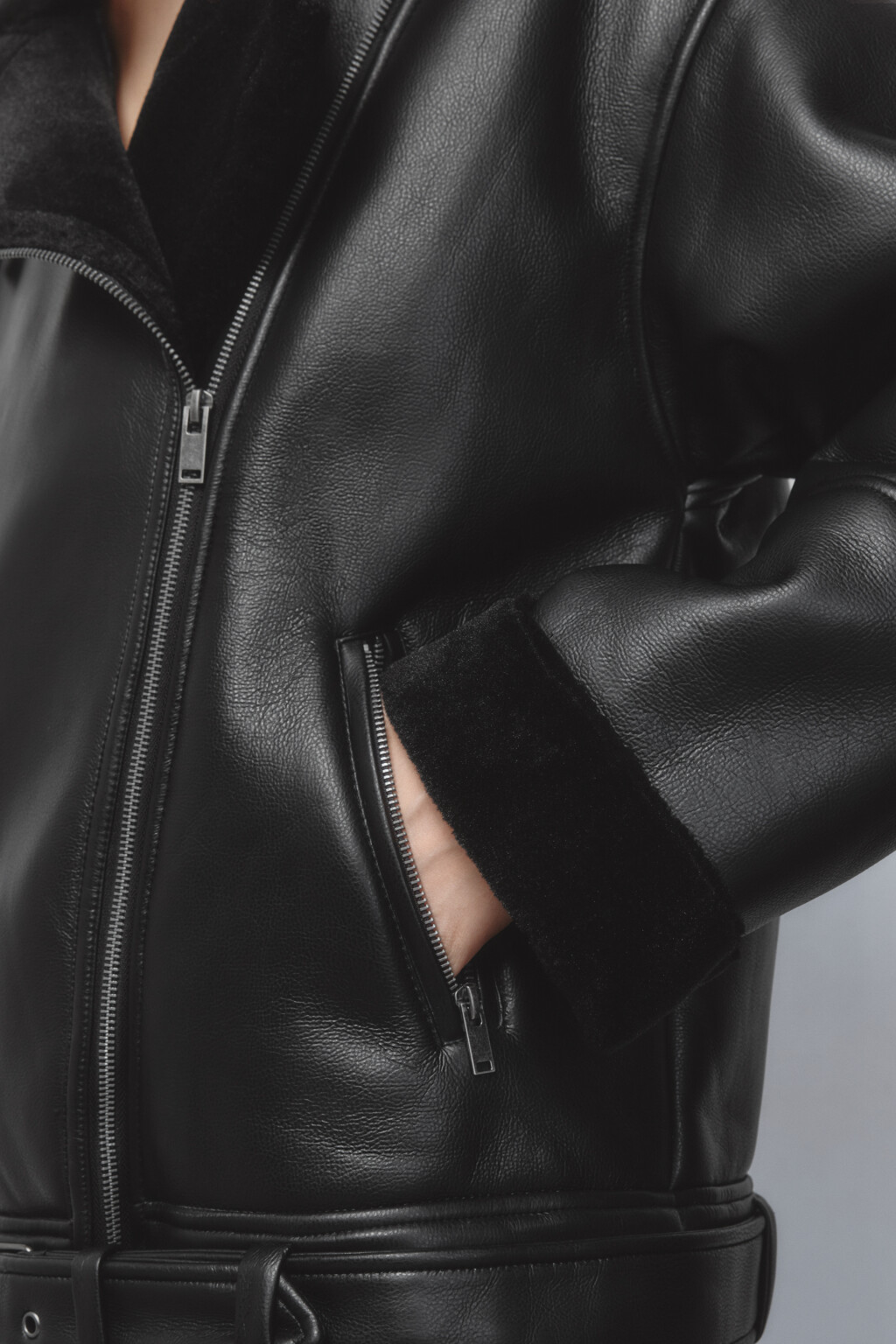 Куртка-дубленка удлиненная с отделкой под мех  - цвет черный - 8