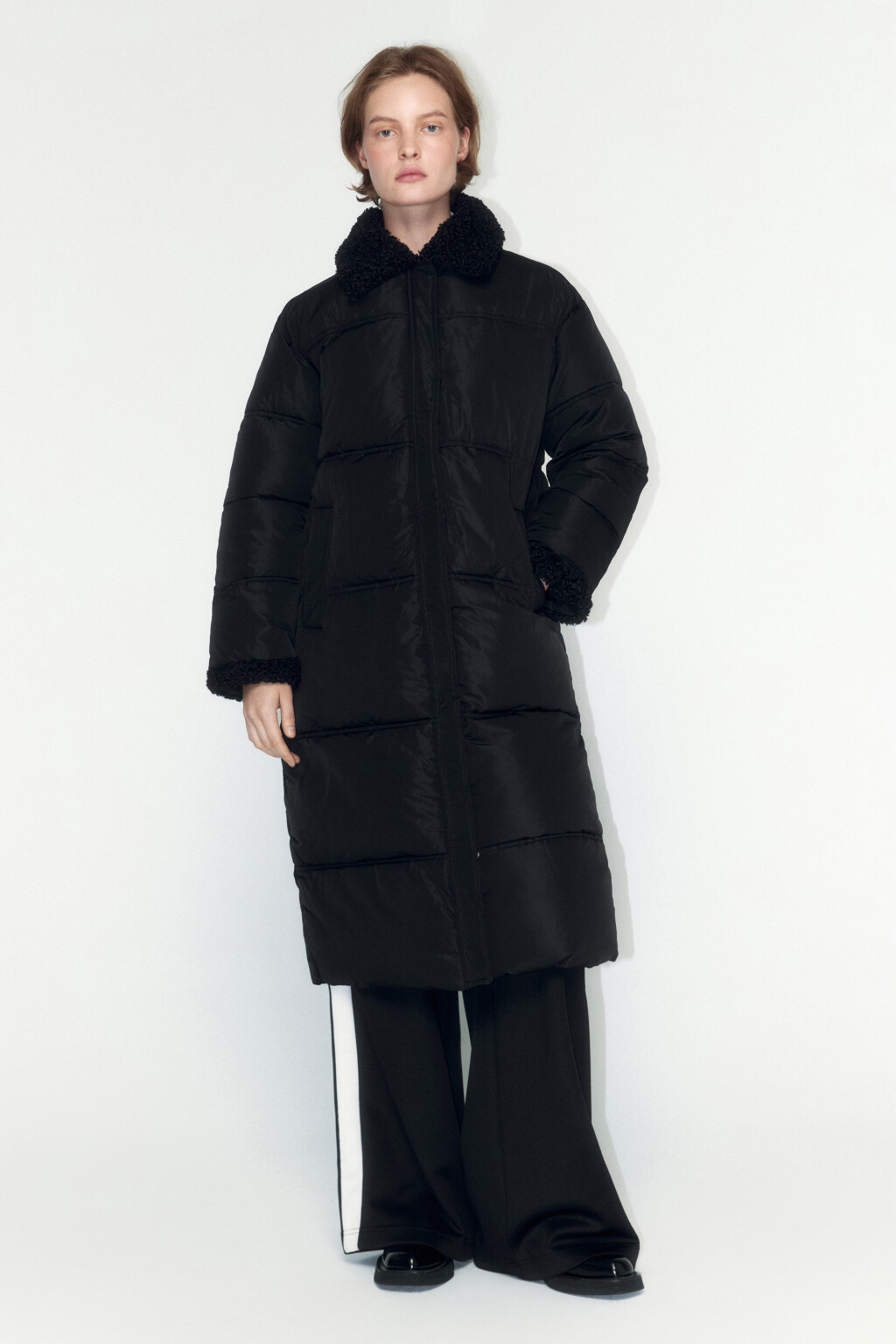 Пальто стеганое с опушкой из искусственного меха - цвет черный - 2