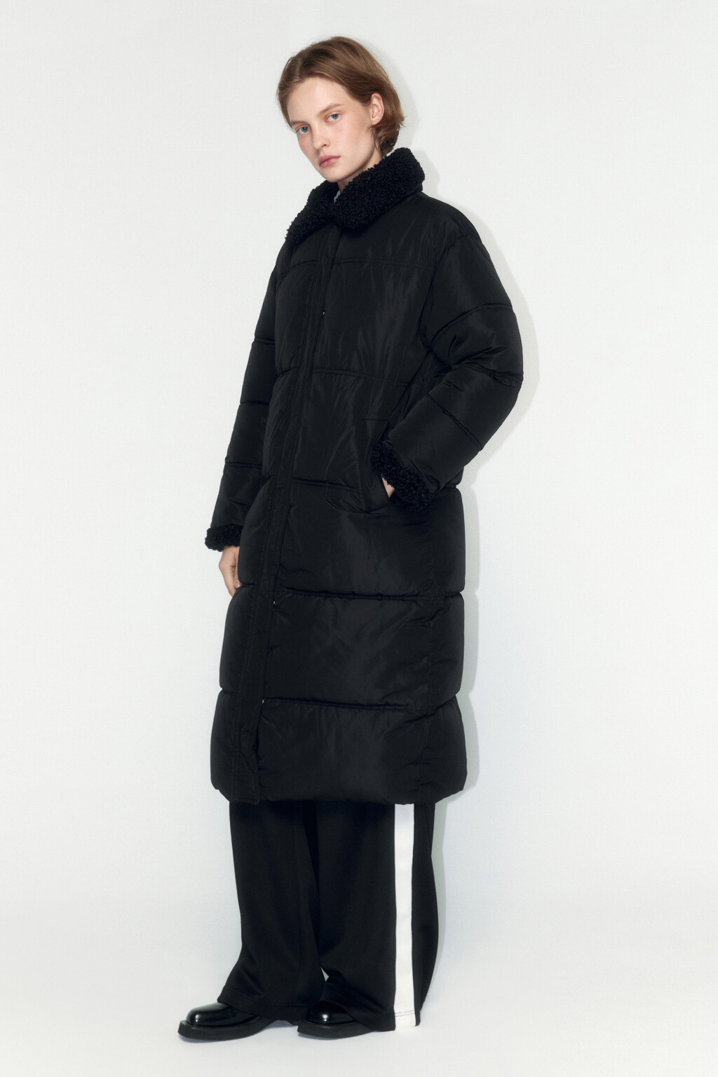 Пальто стеганое с опушкой из искусственного меха - цвет черный - 3
